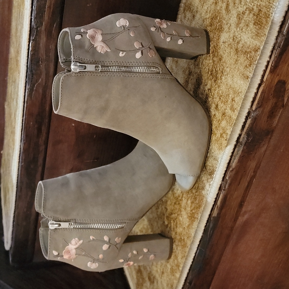 Dark gray ankle booties size 7. Candies brand.